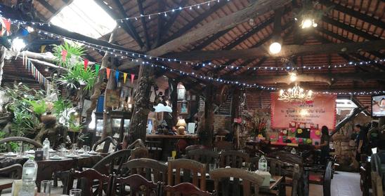 เรือนไม้แก่น cafe & restaurant