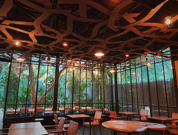 Dining room and Communal Table (ห้องอาหาร & โต๊ะส่วนกลาง)