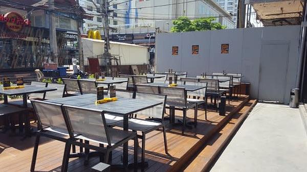 Outdoor Dining 1st Floor