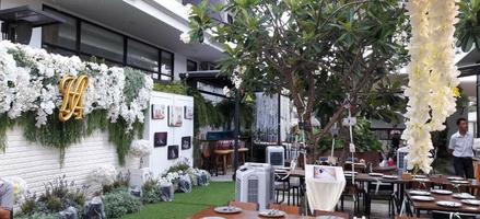 Eatiny Cafe And Bistro