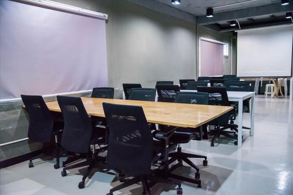 F3 Meeting room size L (15-20 people)