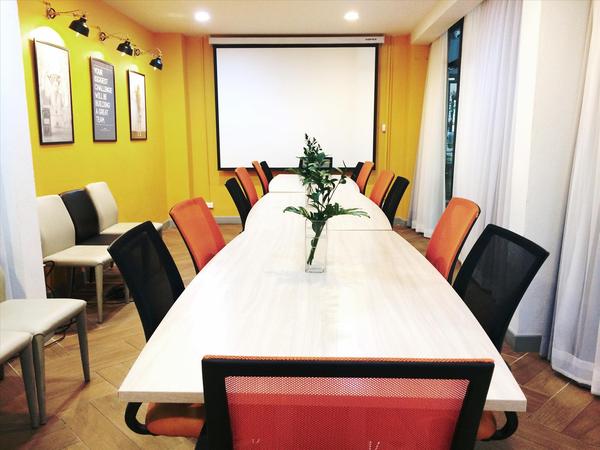 Medium meeting room (10-15 ท่าน)